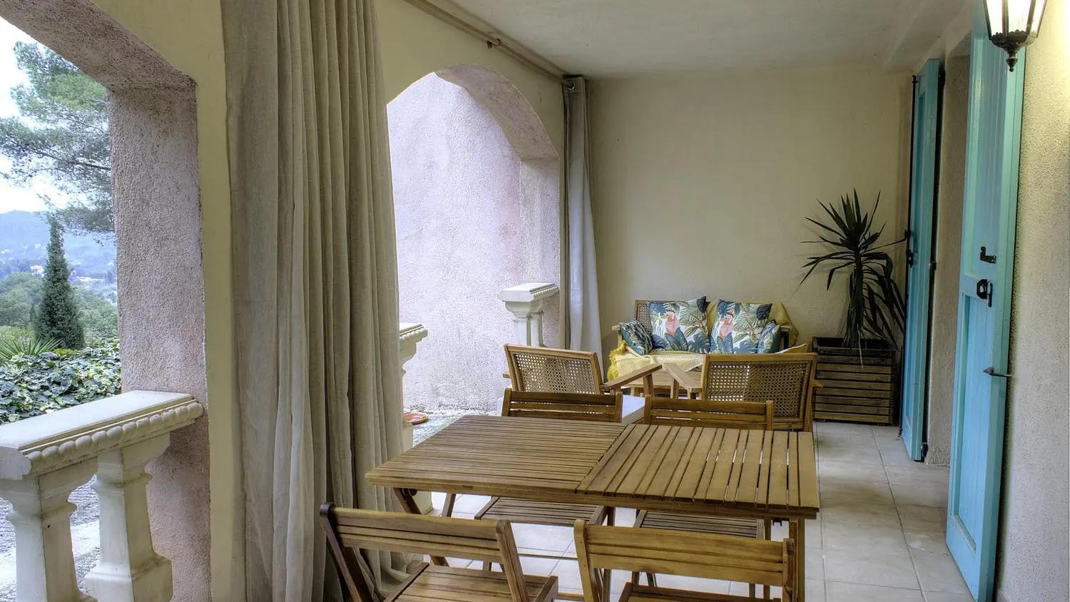 Terrasse Gîte La Rose et Le Loup Gîtes de France Alpes-Maritimes Speracedes