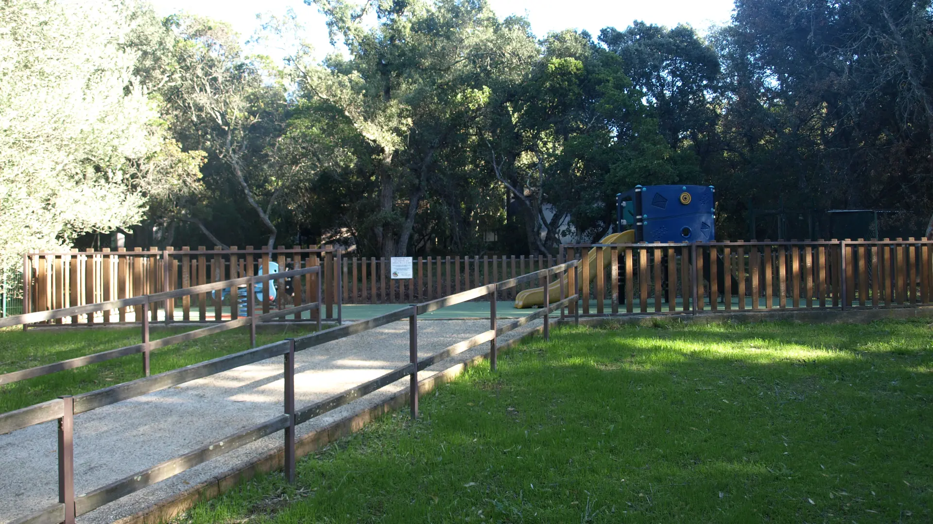 Aire de jeux au Jardin Zoologique Tropical à La Londe les Maures