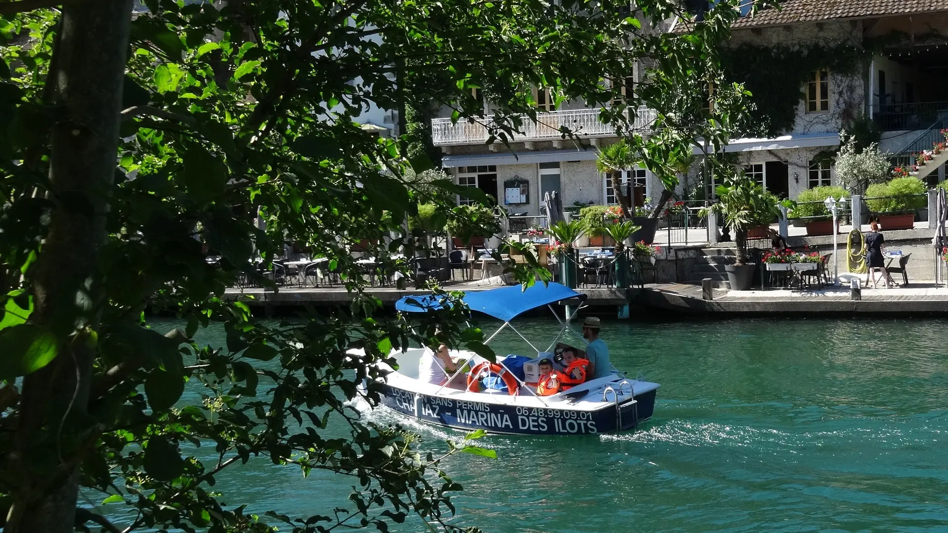 bateaubleuducanalaixlesbainsrivieradesalpesbateauxelectriques