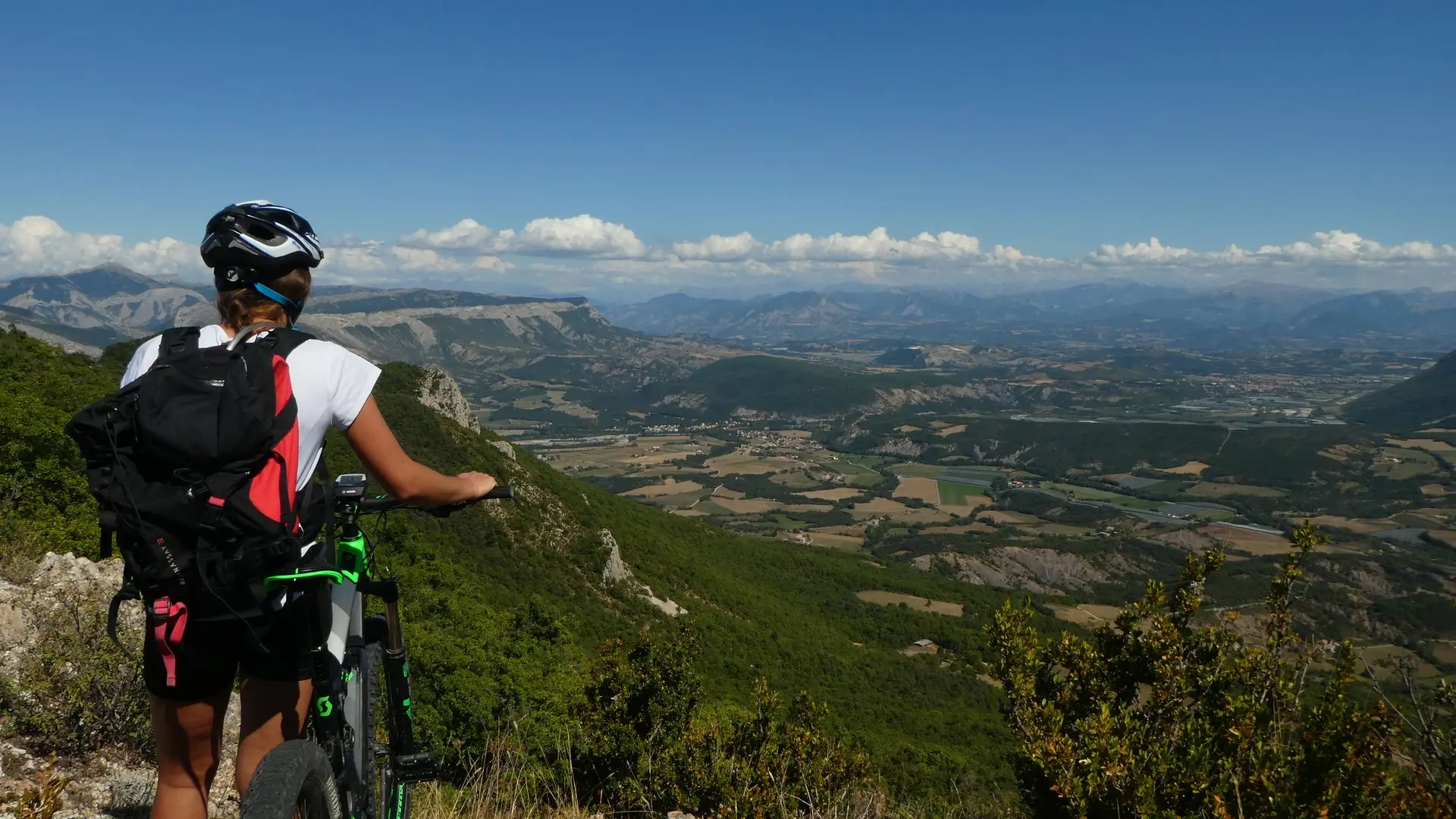 Sentier surplombant l'Orpierrois