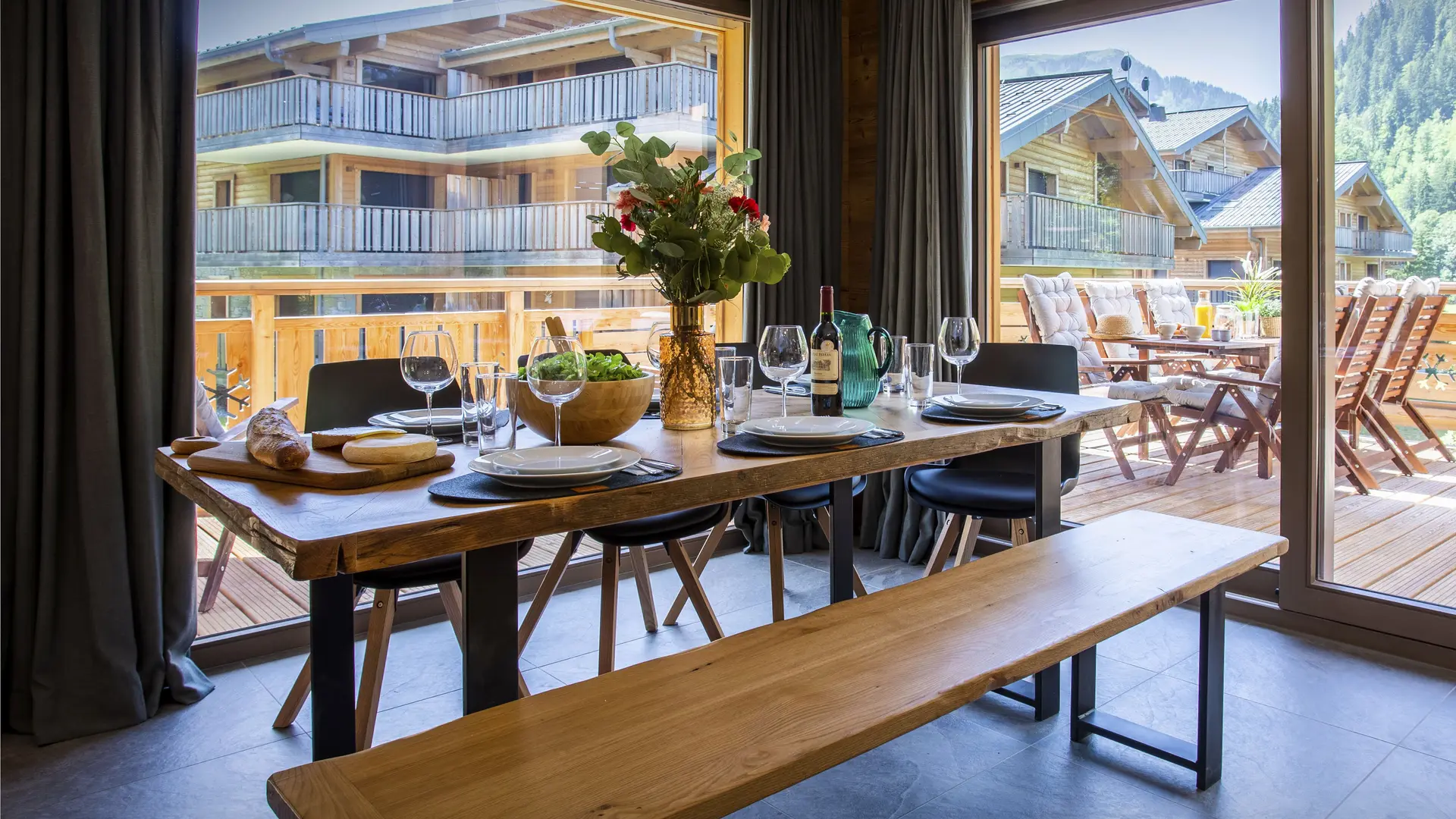 Salle à manger avec ses grandes baies vitrées donnant sur la grande terrasse