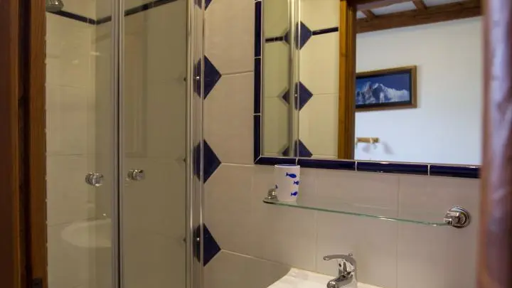 Salle d'eau attenante à la 2ème chambre.