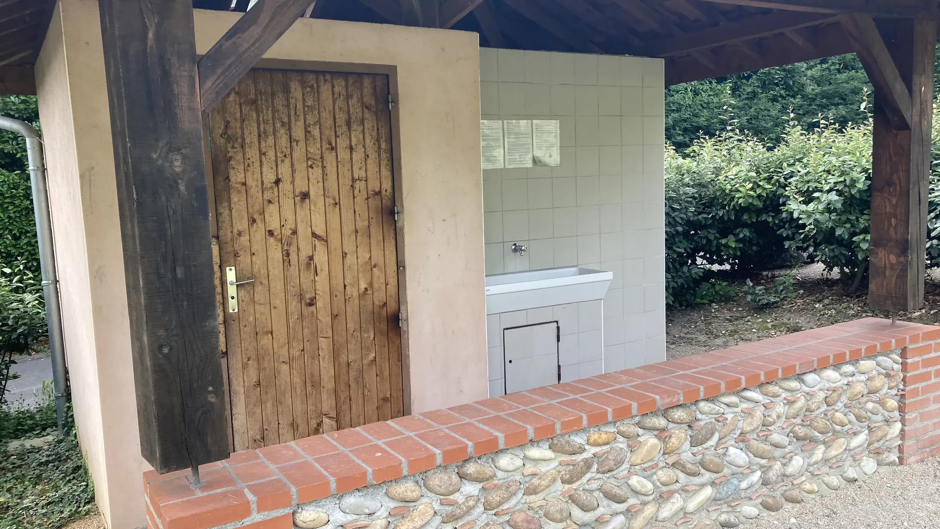 Toilettes du parc municipal et point d'eau à Moras en Valloir