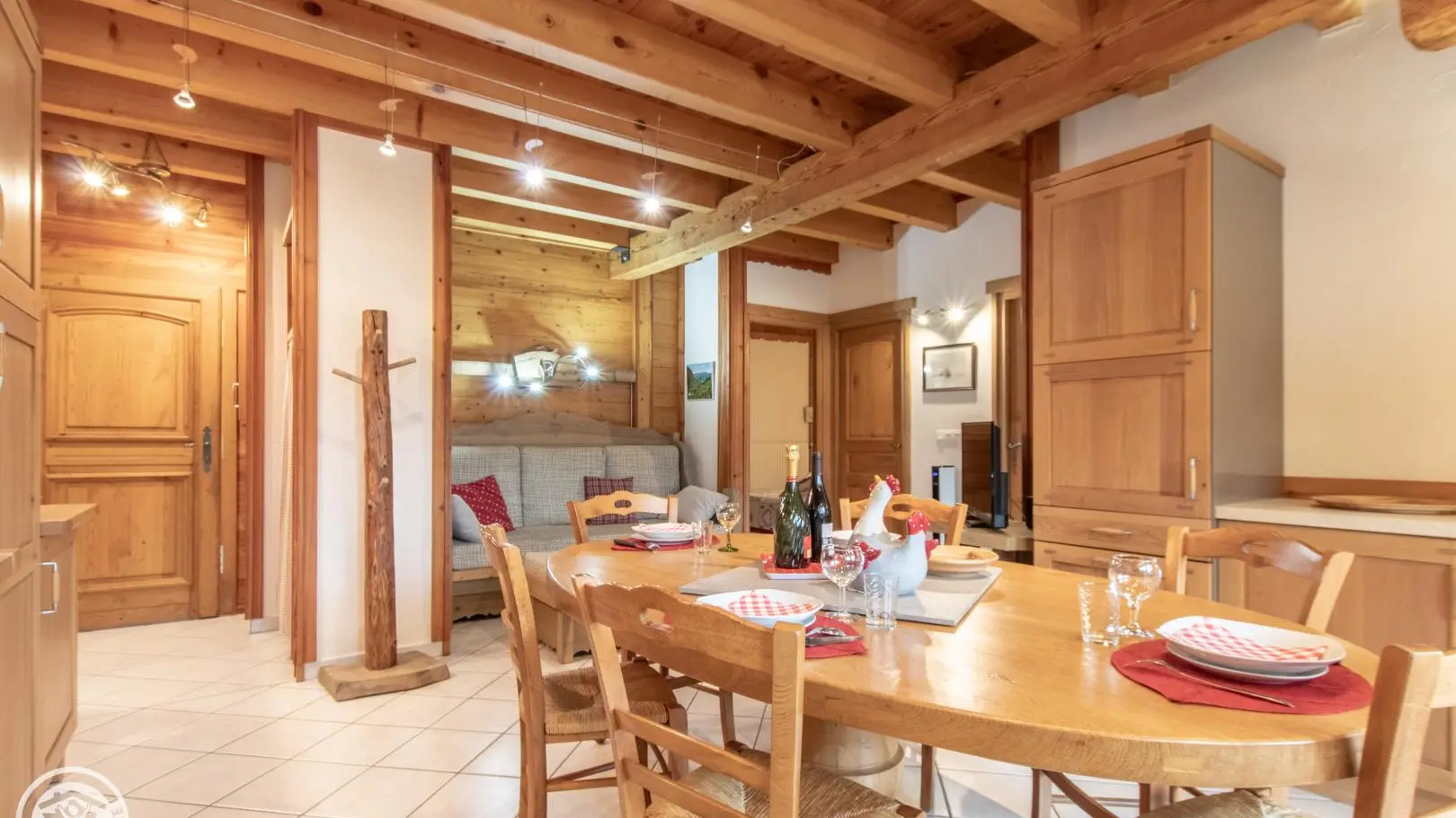 Entrée du gîte à gauche, espace repas/détente et chambres + sanitaires au fond à droite