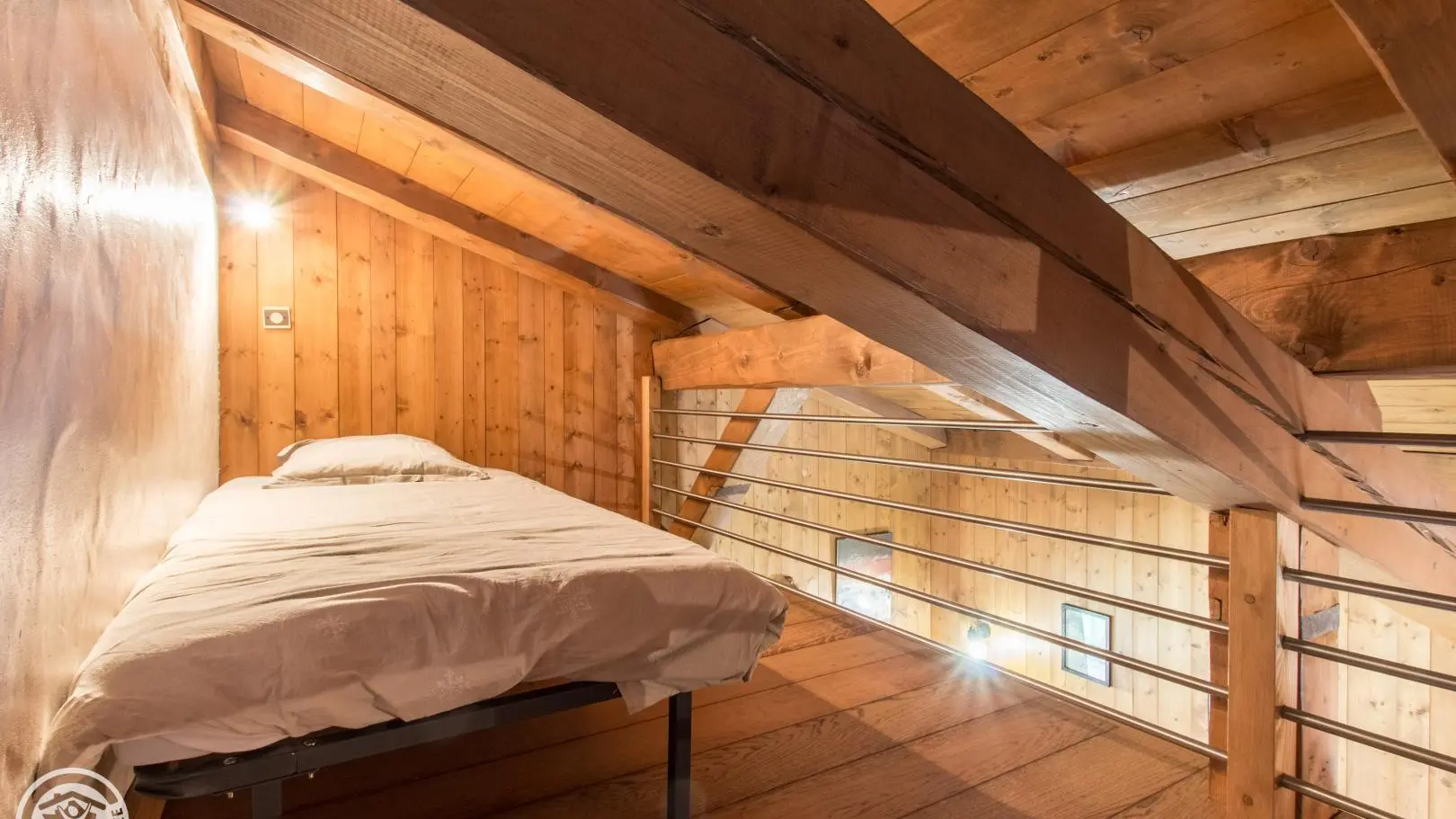 Lit 90cm dans la mezzanine de la chambre