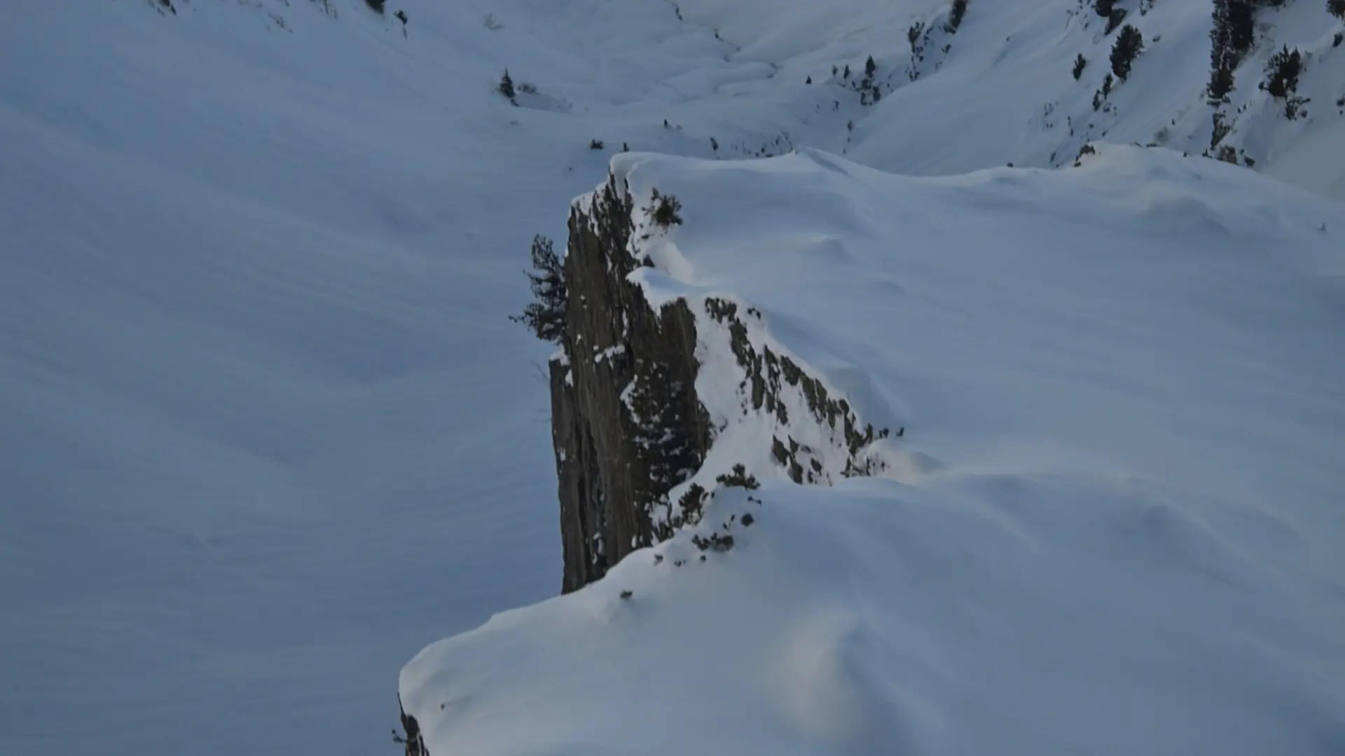 Deux skieurs en ski de randonnée en montée
