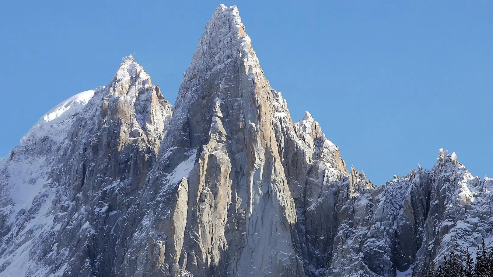 Les Drus sous la neige, photographie prise du balcon Est du chalet