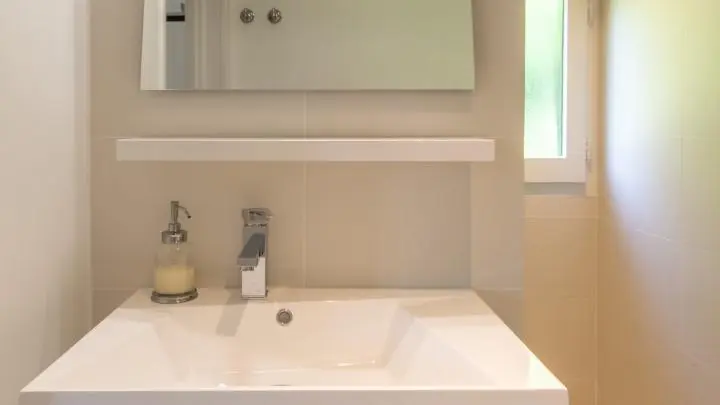 Salle d'eau avec douche