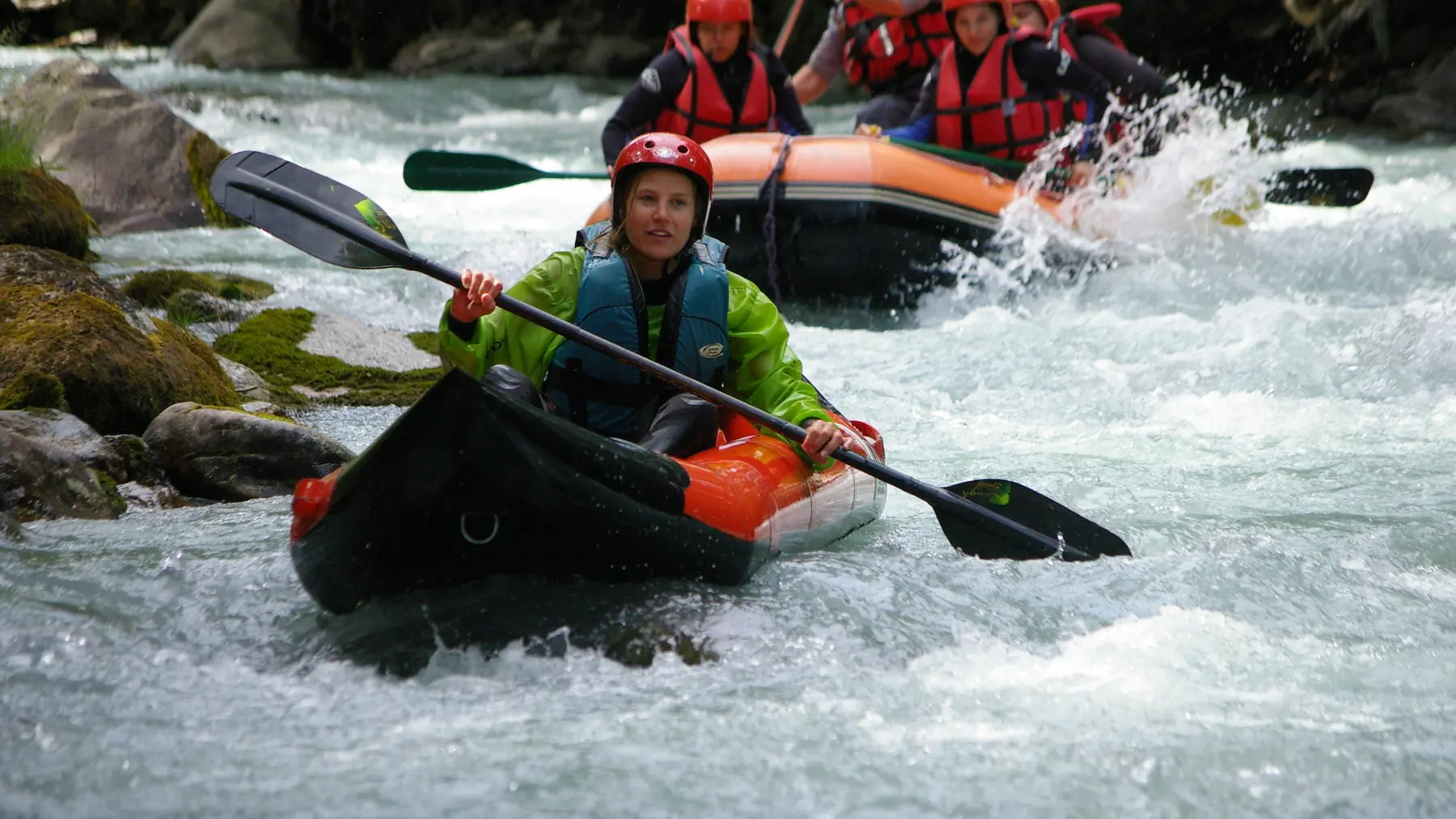 Les rapides sont à vous à bord de votre kayak gonflable