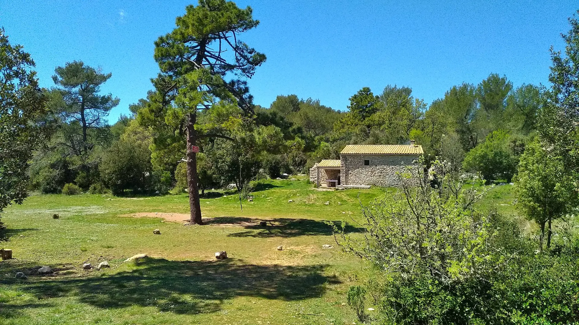 Bergerie des Cuillerets au milieu d'une prairie