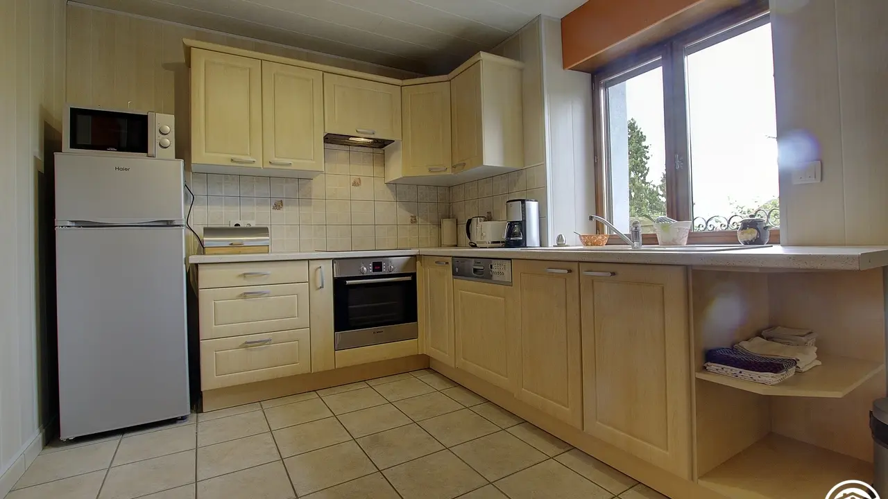 Cuisine toute équipée avec tout ce dont vous avez besoin.