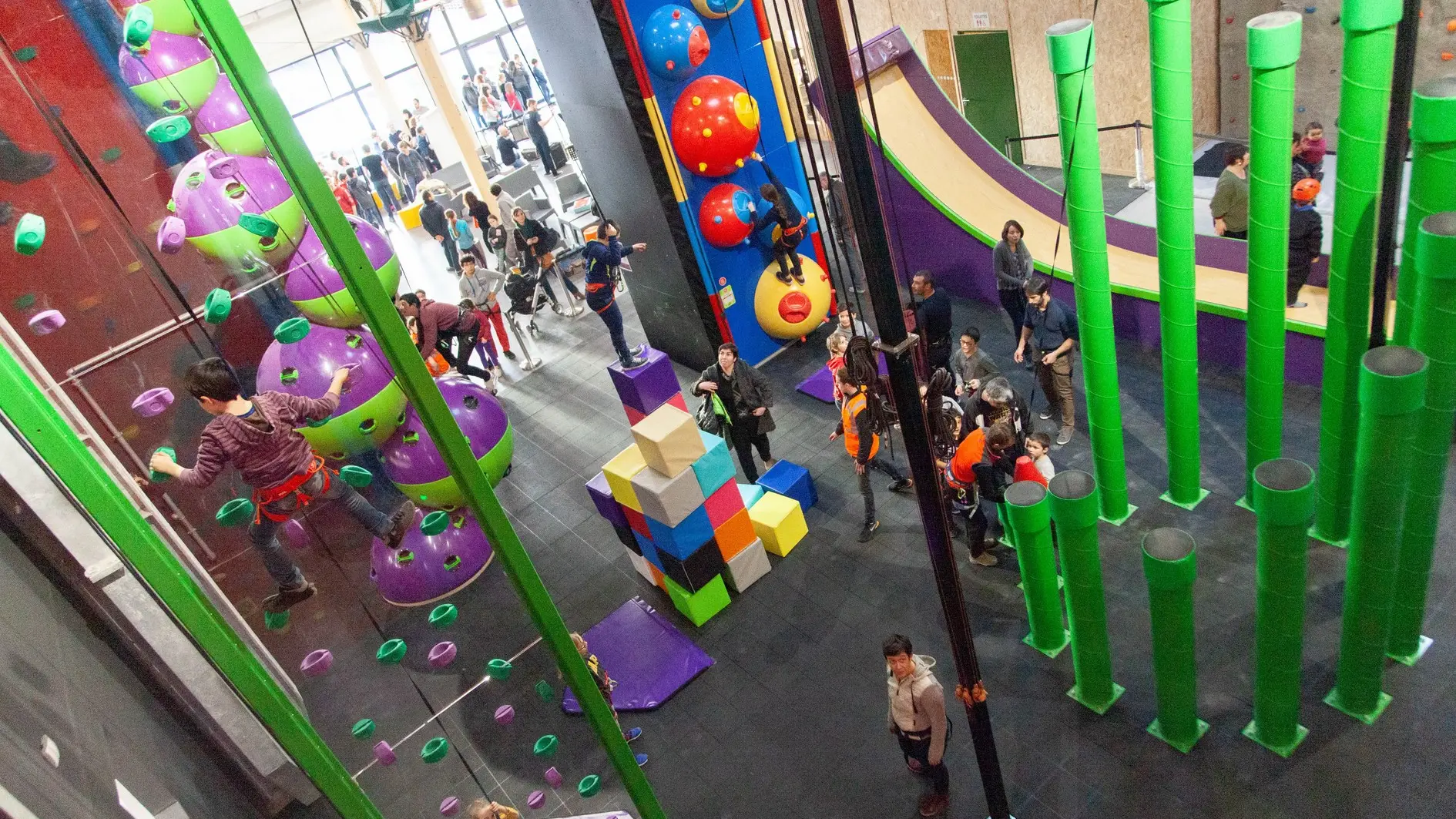 Vue de haut sur la partie grimpe ludique