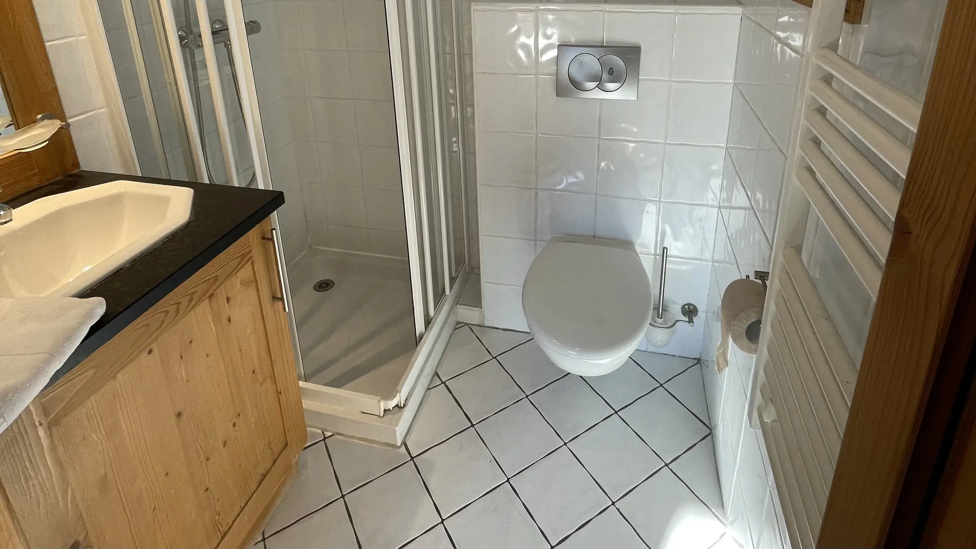 salle d'eau avec douche et wc