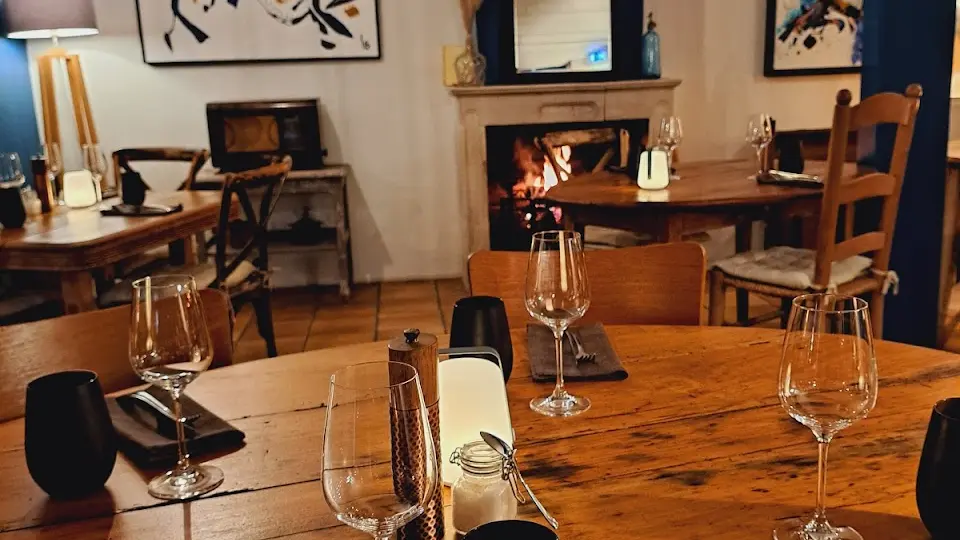 Salle-intérieur-feu-de-cheminée-Restaurant-La-Maison-ile-de-re