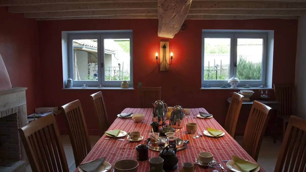 A l'automne et L'hiver, les repas se prennent au salon.