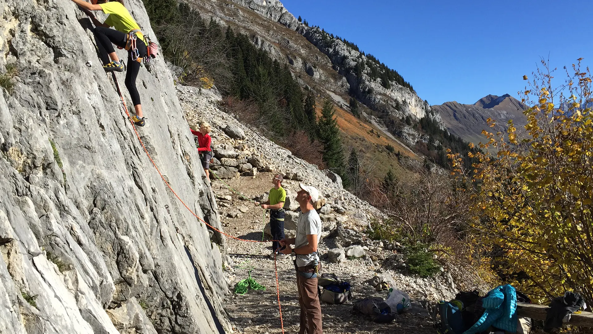 un groupe escaladant un mur naturel
