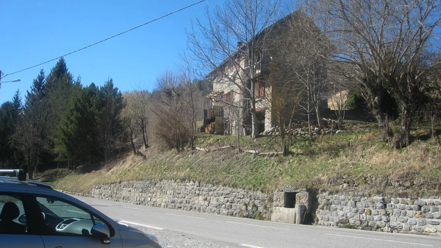 Parking en contrebas - Chalet du Touron - Beuil - Gîtes de France Alpes-Maritimes