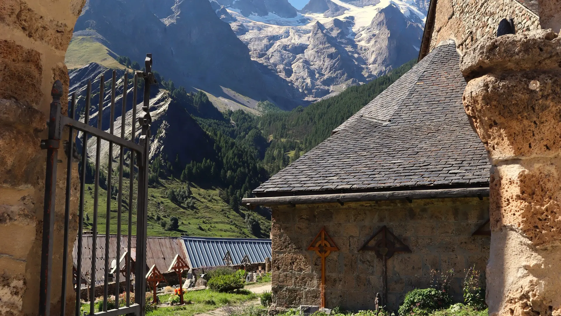 L'entrée de l'enceinte de l'église de Notre Dame de l'Assomption où se dresse la chapelle des Pénitents blancs