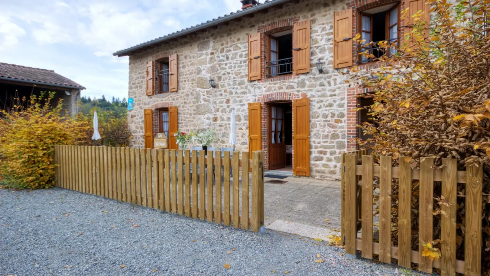 L'extérieur du gîte et sa terrasse
