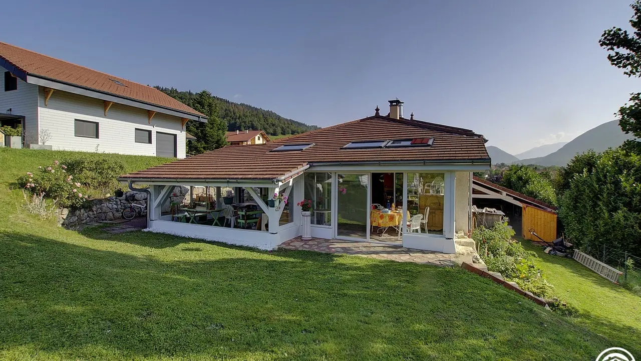 La chambre familiale est située dans la maison de la propriétaire, sur la commune de Montanges avec de beaux espaces verts.