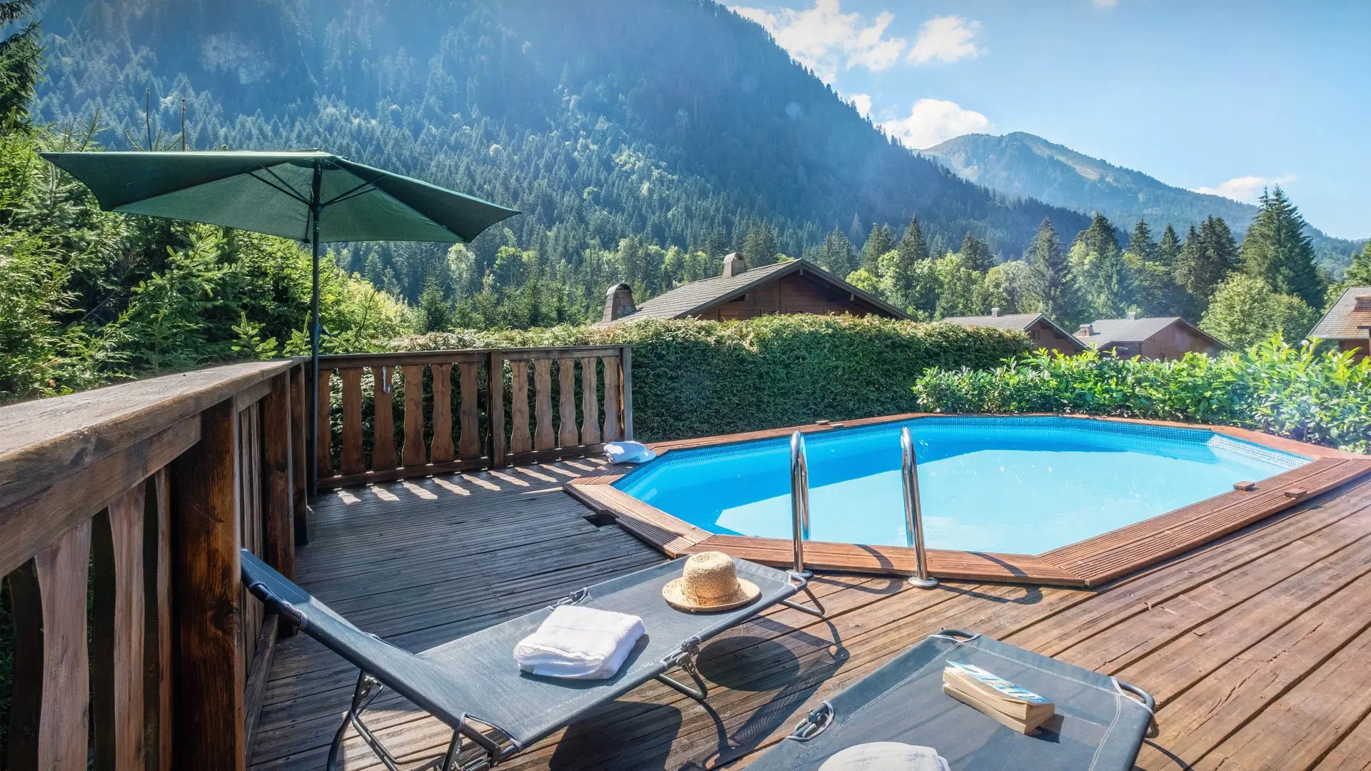 Piscine extérieure avec grande terrasse