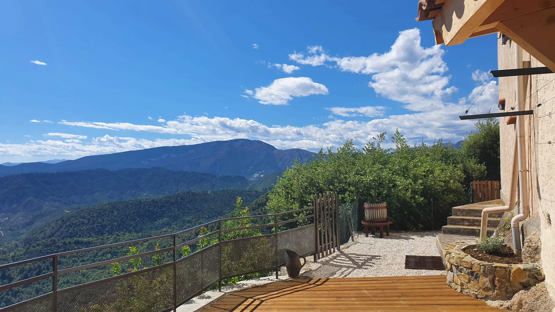 Joyanna-Vue depuis la terrasse-Touët-de-l'Escarène-Gîtes de France des Alpes-Maritimes