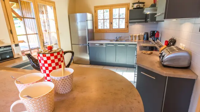 Chalet Kassy Morillon - La cuisine est entièrement équipée avec des fours doubles et un bar à petit-déjeuner