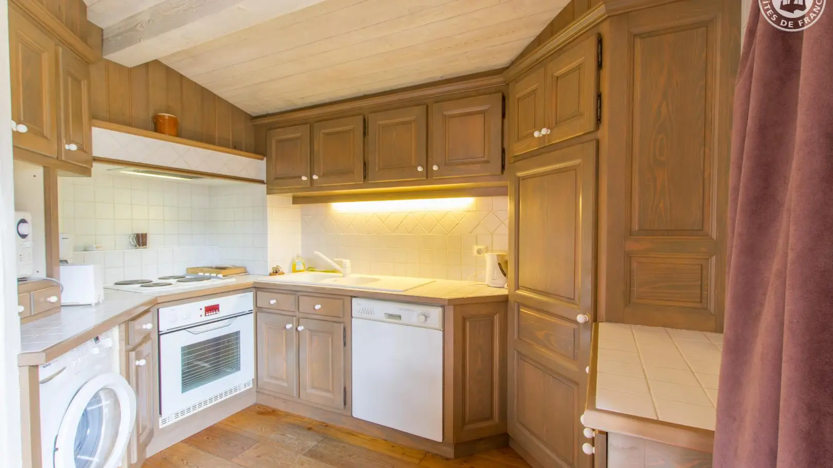 Cuisine intégrée, four, lave-vaisselle, lave-linge, réfrigérateur, micro-ondes