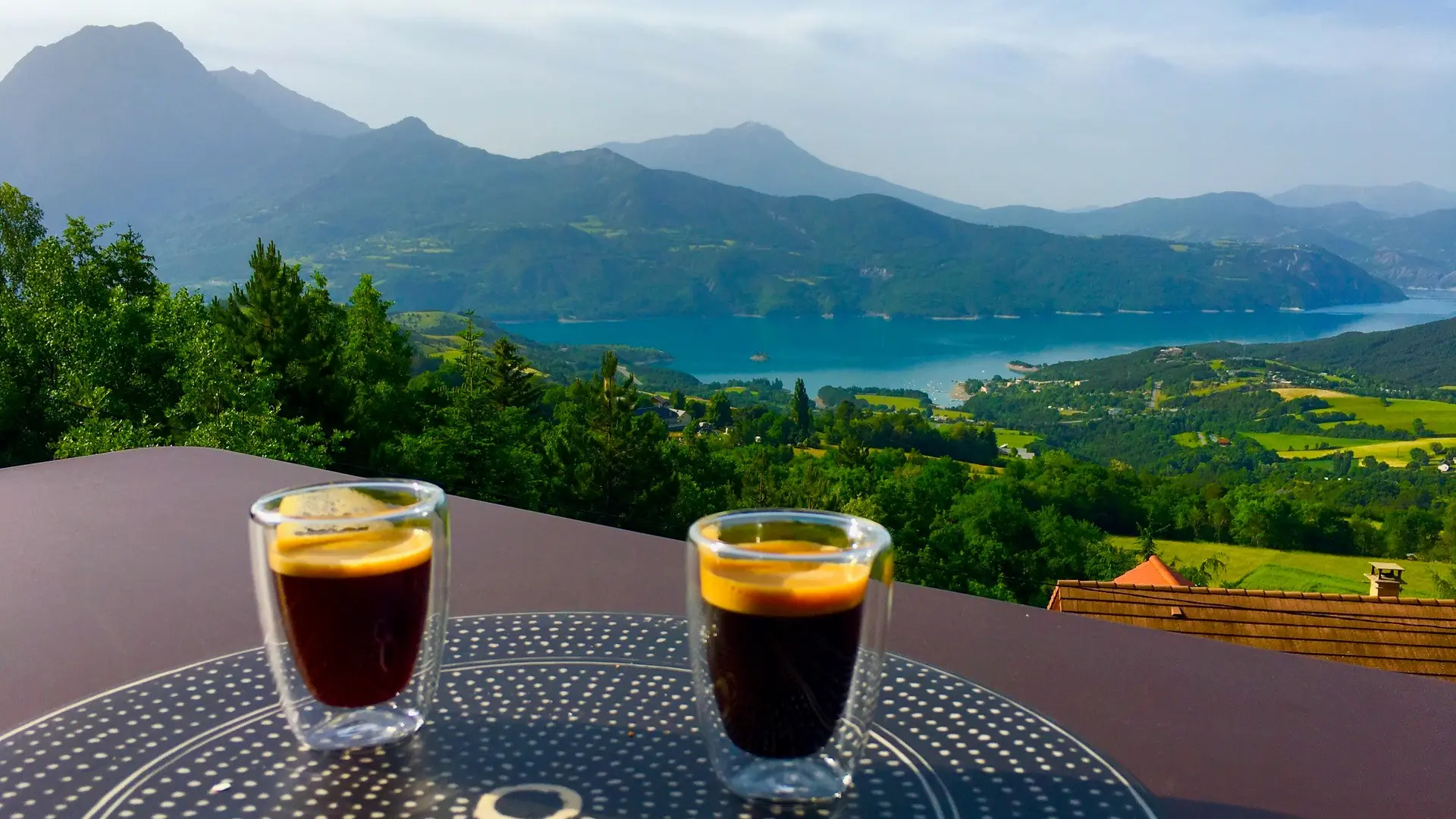 Le café sur la terrasse, vue lac