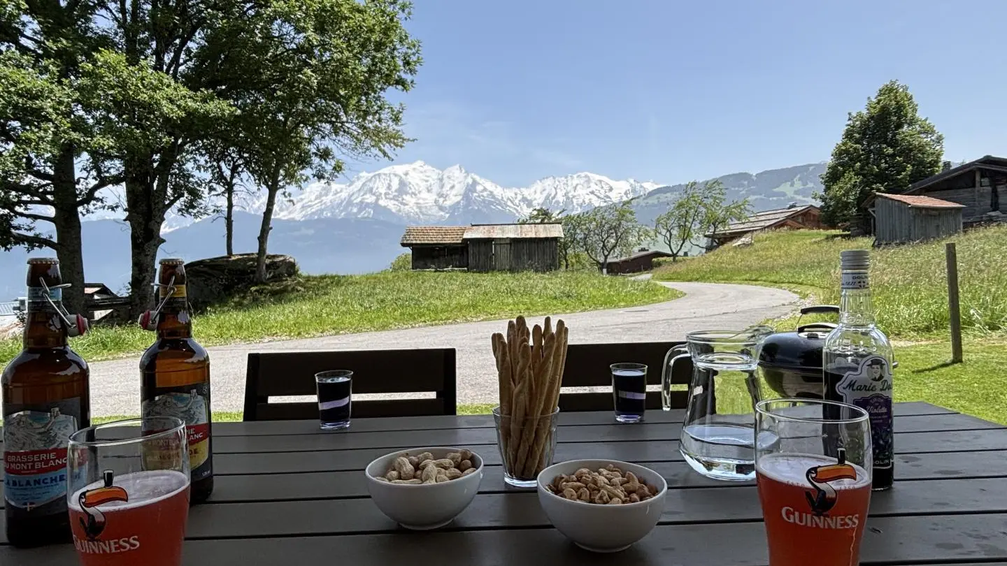 apéritif sur la terrasse avec vue sur le massif du Mont-Blanc