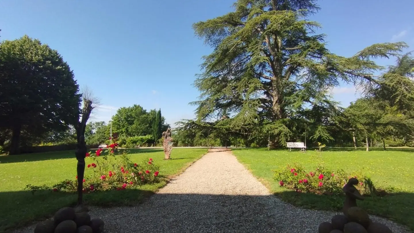 Accès libre au parc du château, clos, 1 hectare. Espace commun