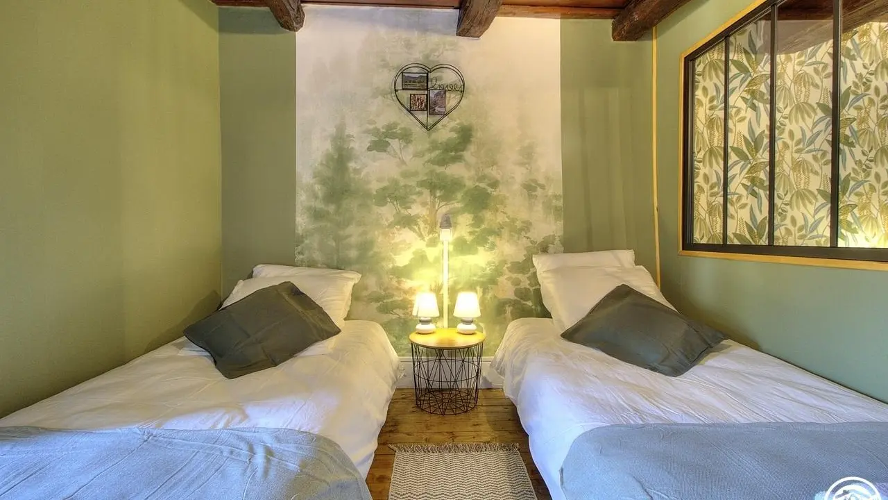 Chambre 2 / 2 espaces - 4 personnes 
(4 lits 90 à l'étage)