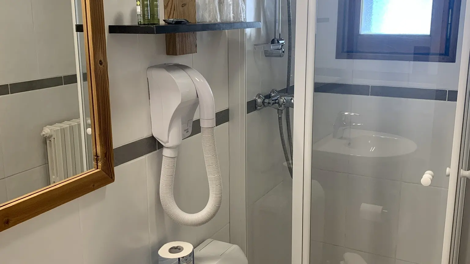 Exemple de salle d'eau avec douche