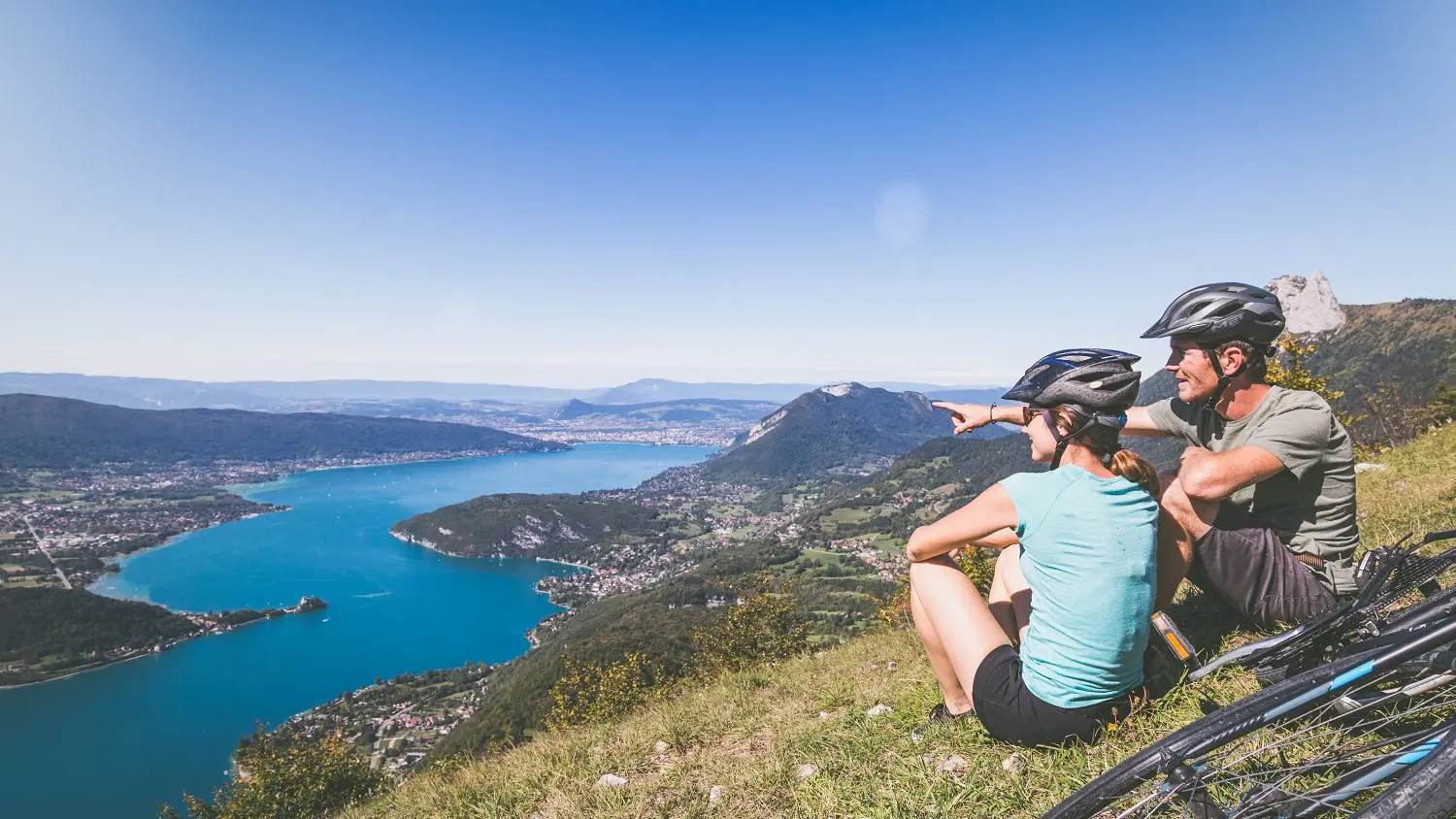 deux cyclistes assis vue lac