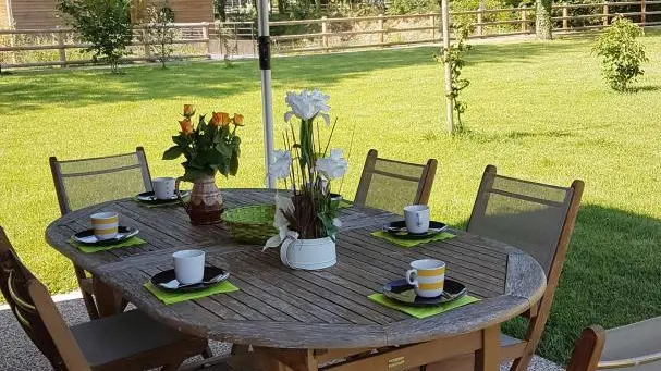 Terrasse équipée d'un salon de jardin avec parasol. (Barbecue électrique à la demande au gérant).