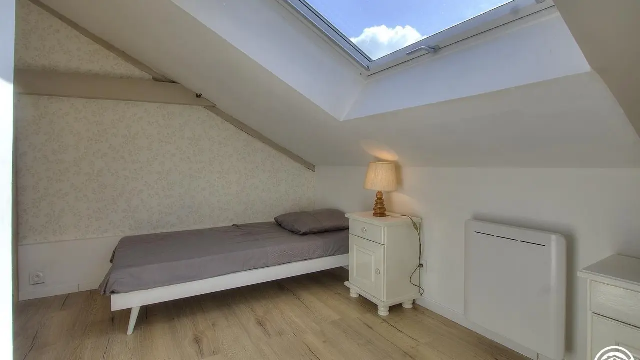 Chambre composé d'un lit simple et un lit gigogne ( deux lits)