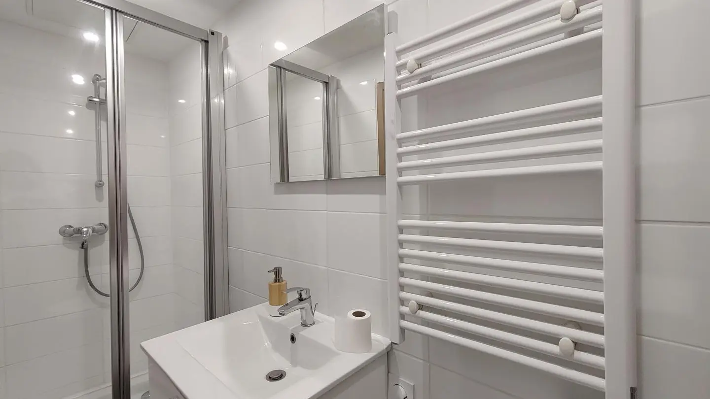 Salle de bain / WC avec sèche serviettes Le Four 2 d'llonse - Gîtes de France Alpes-Maritimes