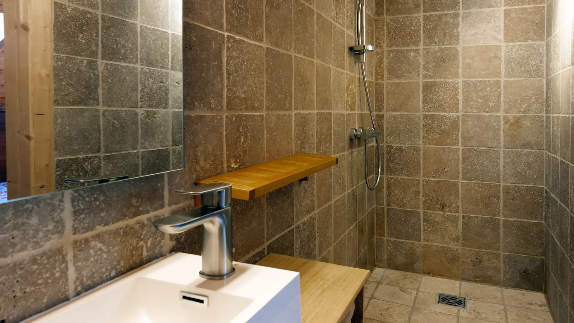 Salle de bain avec bain