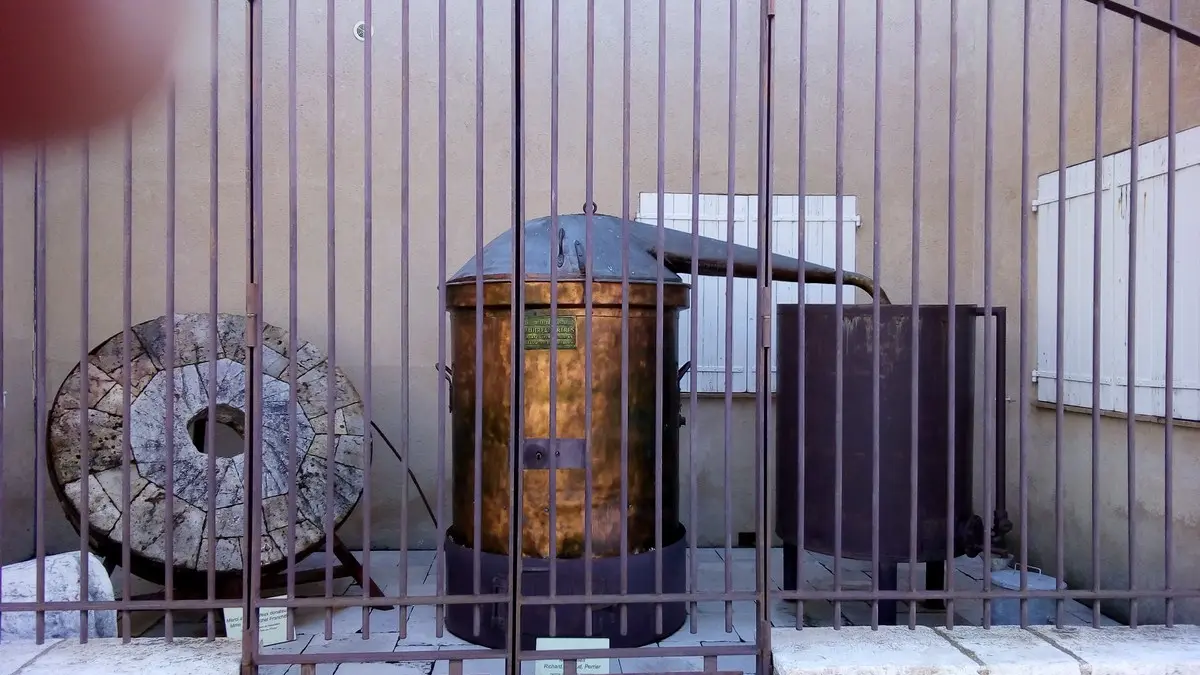 Alambic, meule et rouleau