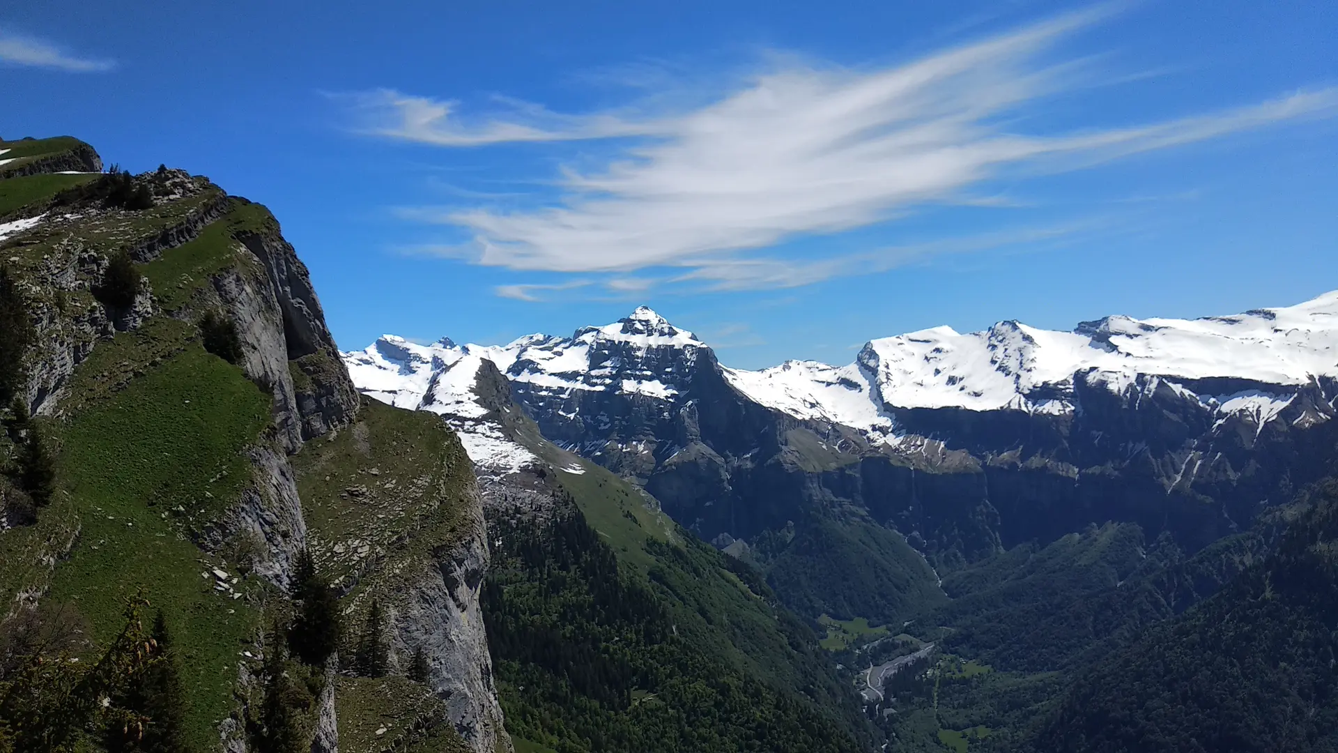 Panorama sur des montagnes enneigées