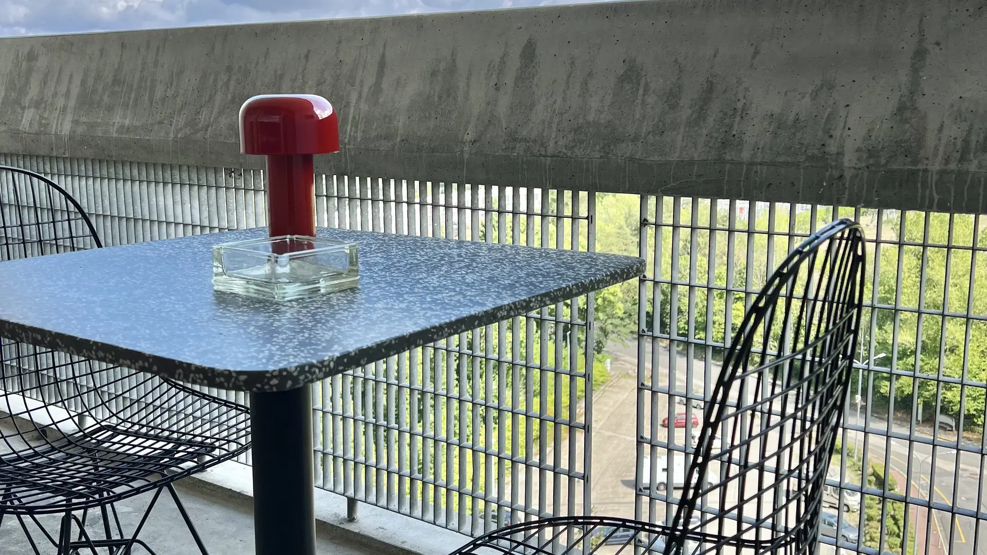 1 terrasse avec table et 2 avec fauteuils