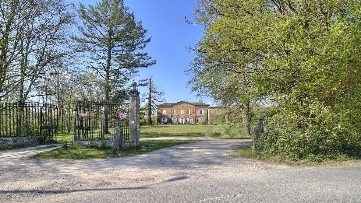 Vue d'ensemble sur le château d'Ars. Le gîte se situe à l'arrière.
