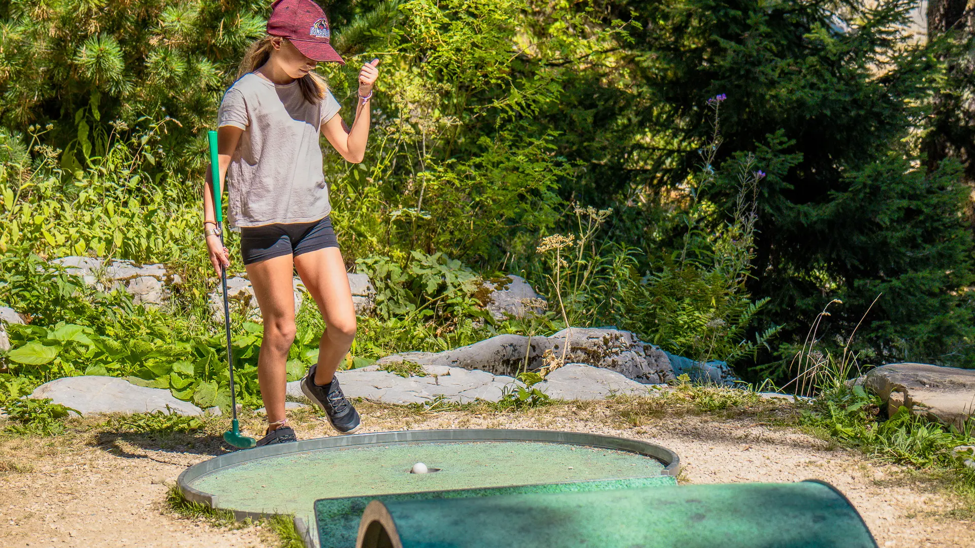 Joueuse de mini-golf