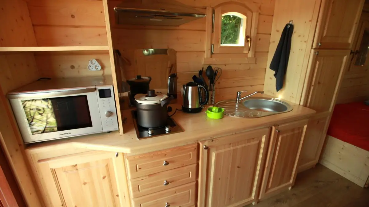 votre cuisine toute équipée, frigo avec petit congélateur, four micro onde four intégré.