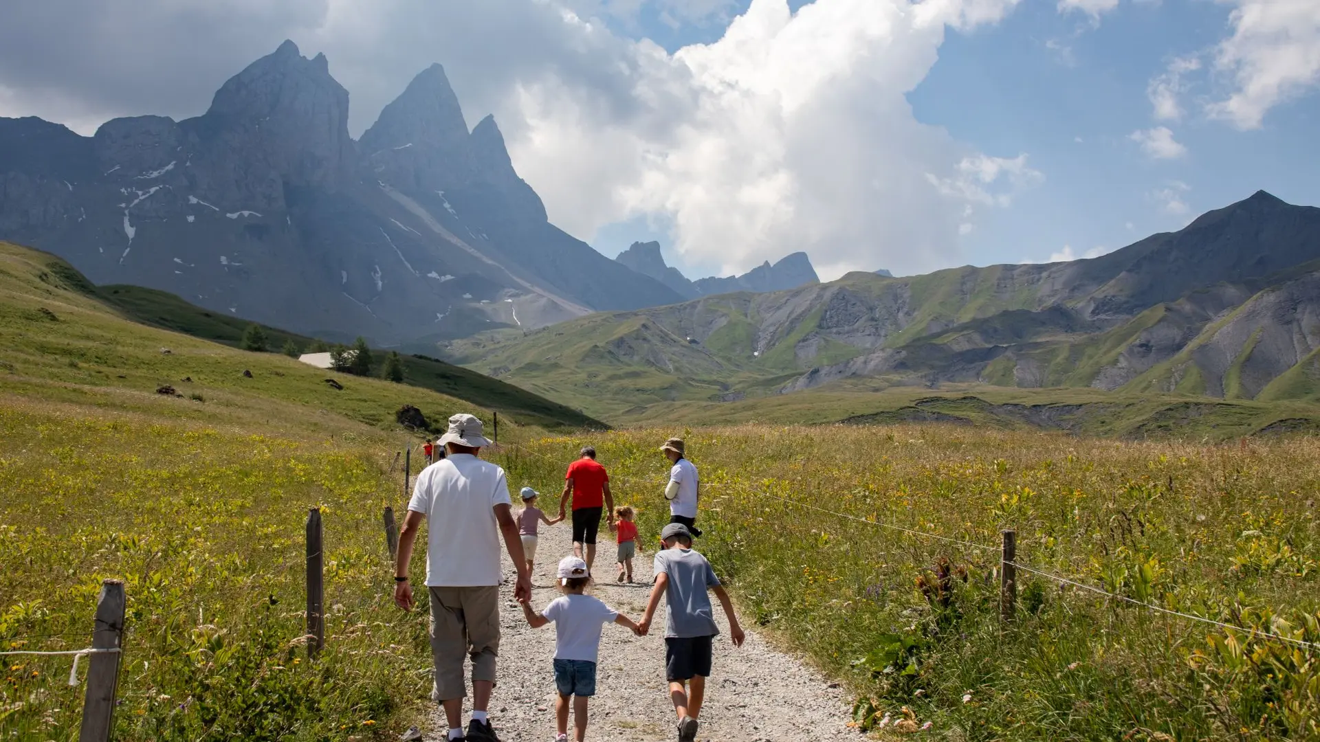 Famille devant les Aiguilles d'Arves