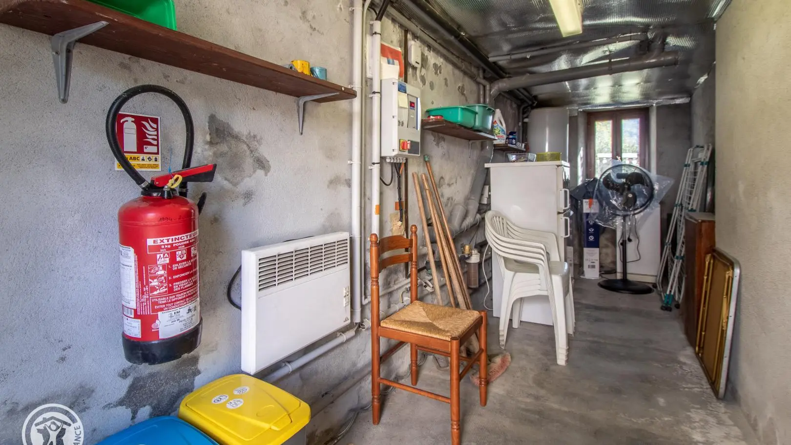 Cave/buanderie.
Tri sélectif.
Chaises supplémentaires ou de jardin.
frigo supplémentaire si besoin.