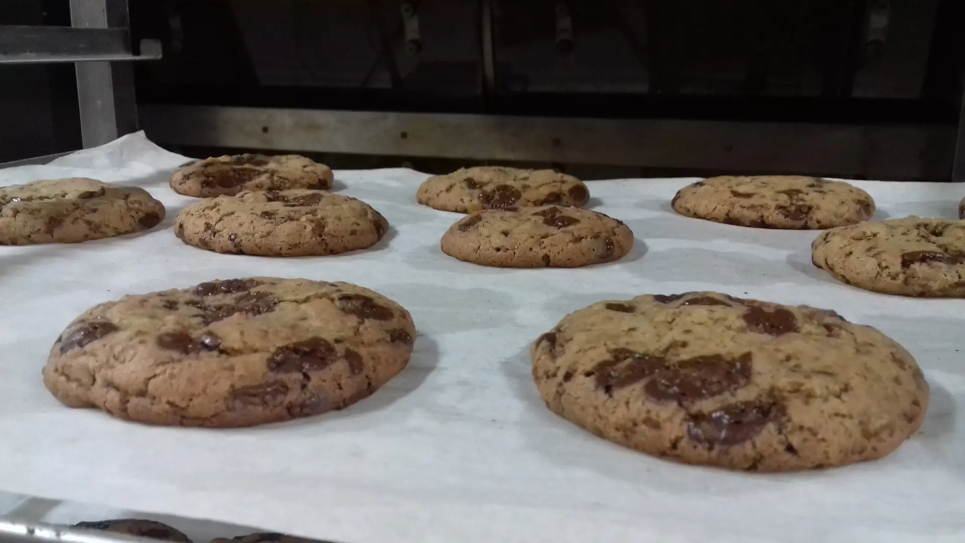 cookies au chocolat Rapadura et noisettes toastés à la sortie du four