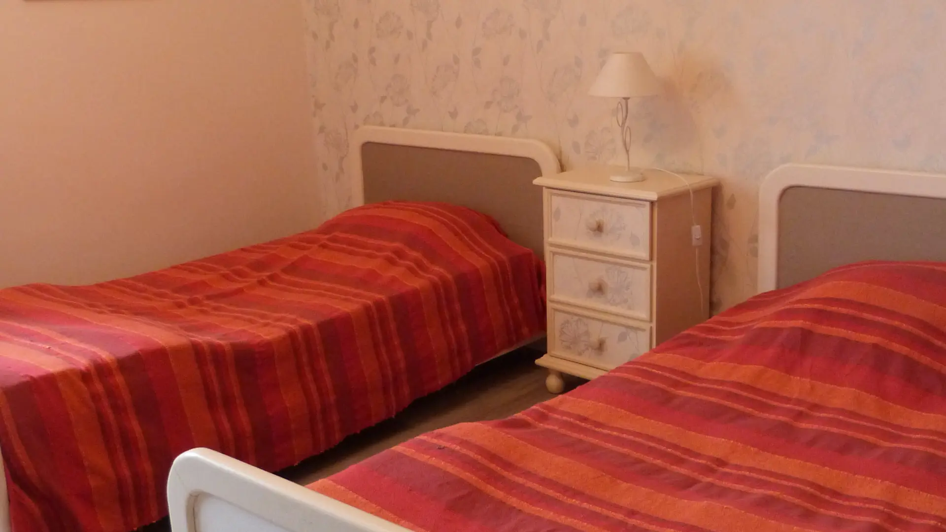Chambre avec deux lits simples