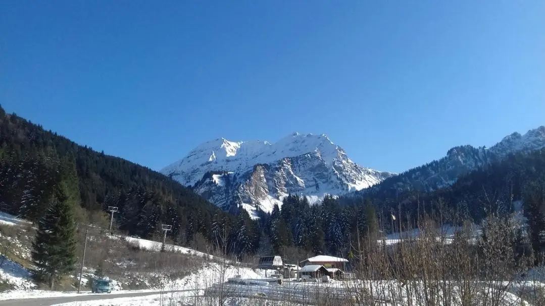 Massif du Roc d'Enfer; station de ski à 15 minutes du gîte .