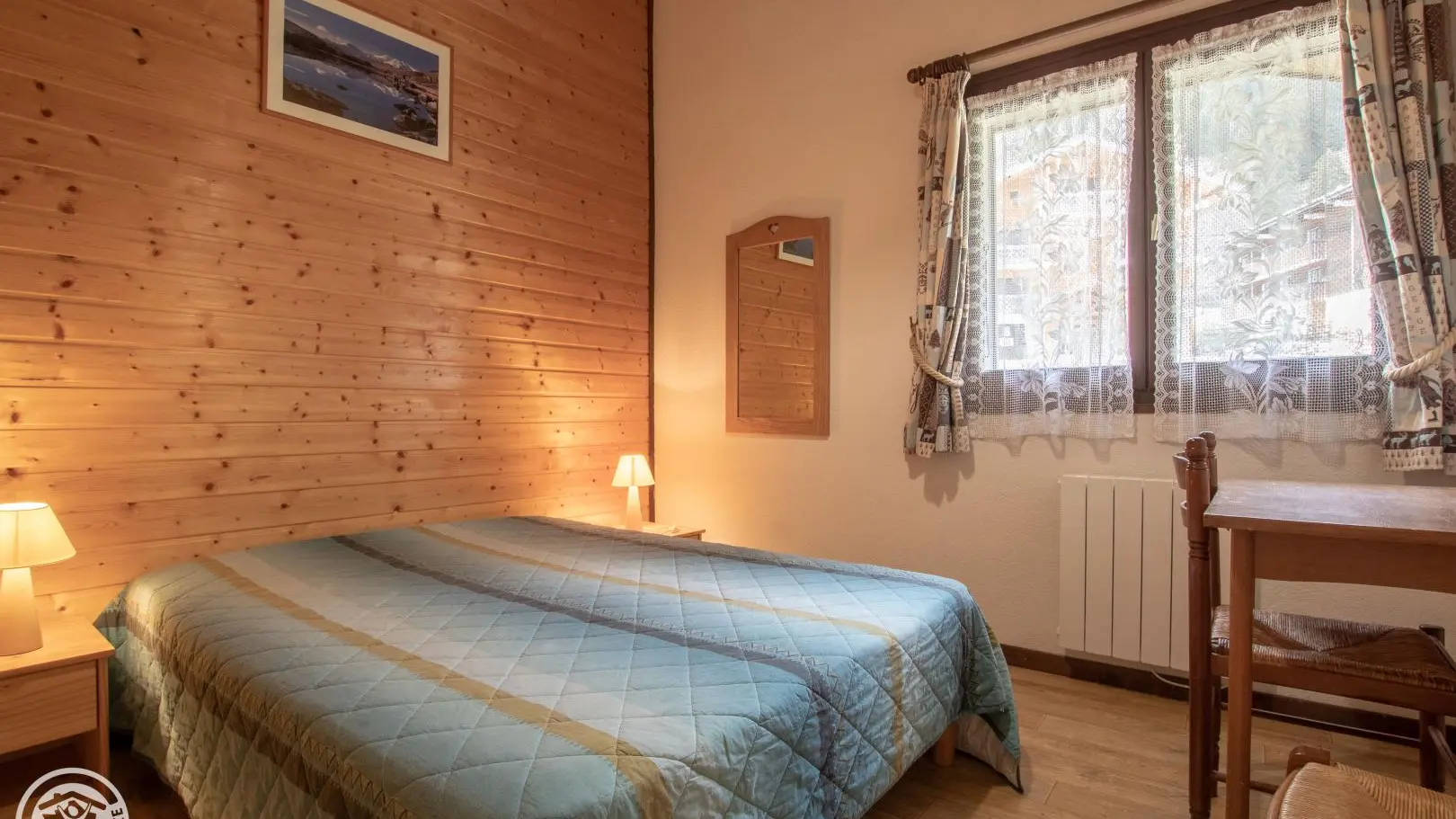 Chambre avec 1 lit 140 et grand placard penderie.